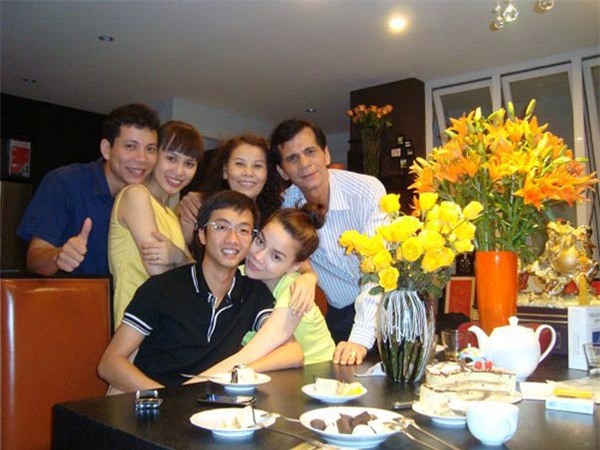 Hình ảnh Hồ Ngọc Hà ôm chặt Cường Đô la khi đi ăn cùng gia đình từ tháng 02/2010.