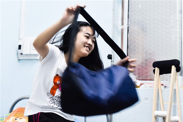 Nu cuoi tren doi nang go cua nu sinh bi cua chan hinh anh 10