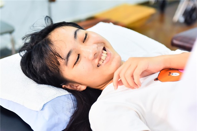 Nu cuoi tren doi nang go cua nu sinh bi cua chan hinh anh 14