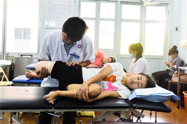 Nu cuoi tren doi nang go cua nu sinh bi cua chan hinh anh 5