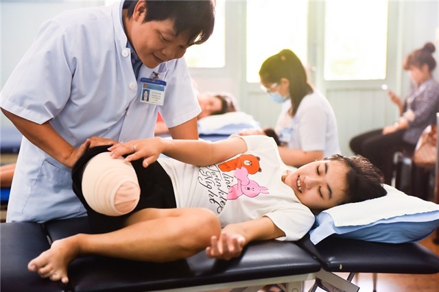 Nu cuoi tren doi nang go cua nu sinh bi cua chan hinh anh 6