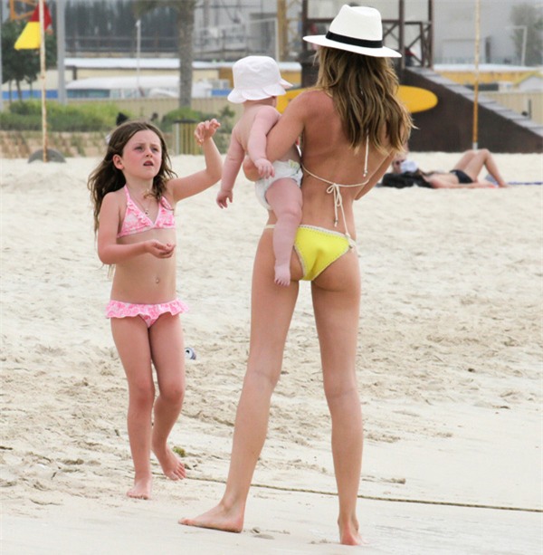 sếu vườn Crouch, Abbey Clancy, khoe đường cong, hậu trường cầu thủ