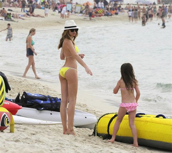 sếu vườn Crouch, Abbey Clancy, khoe đường cong, hậu trường cầu thủ