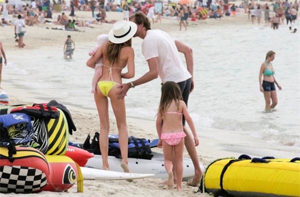 sếu vườn Crouch, Abbey Clancy, khoe đường cong, hậu trường cầu thủ