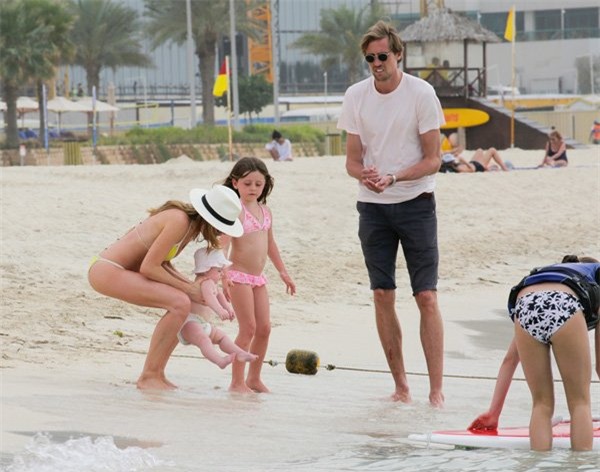 sếu vườn Crouch, Abbey Clancy, khoe đường cong, hậu trường cầu thủ