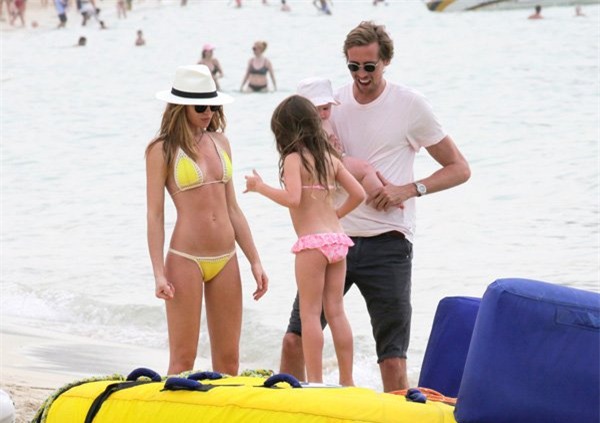 sếu vườn Crouch, Abbey Clancy, khoe đường cong, hậu trường cầu thủ