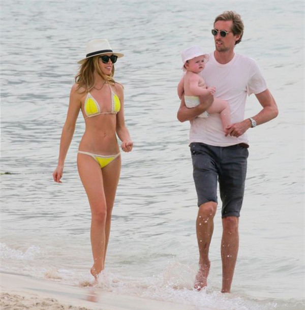 sếu vườn Crouch, Abbey Clancy, khoe đường cong, hậu trường cầu thủ