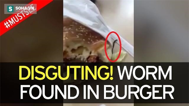 Hình ảnh con giun đất dài bò ra từ chiếc bánh.