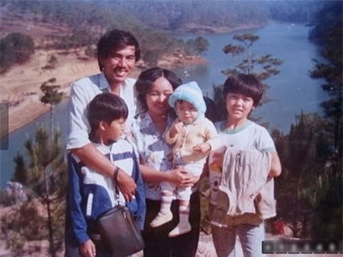 tang thanh ha khoe anh hanh phuc ben bo me va anh trai - 1