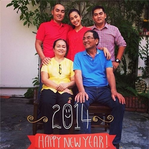 tang thanh ha khoe anh hanh phuc ben bo me va anh trai - 4