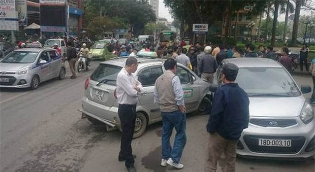 Va chạm, taxi đuổi theo tông trọng thương người đi xe máy