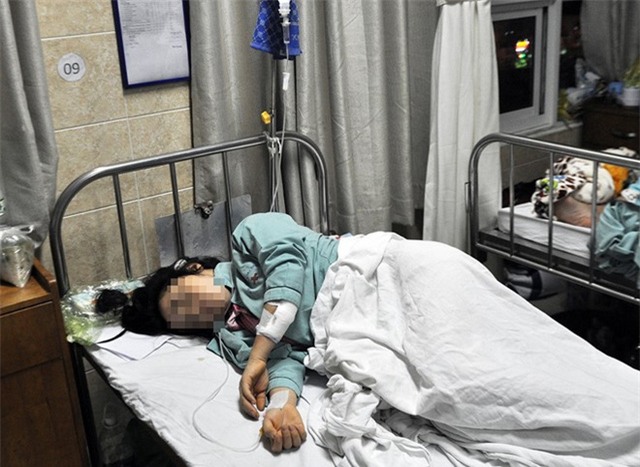 Nữ công nhân đang được điều trị tại bệnh viện. Ảnh: N.A/Zing.vn
