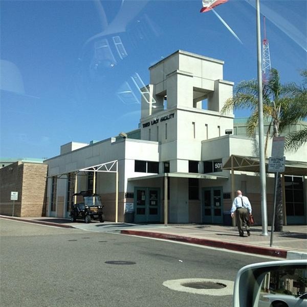 Quang cảnh bên ngoài Theo Lacy.