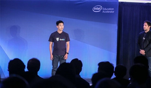 Một ý tưởng chỉ có giá trị khi bạn thực thi nó và biến nó thành các sản phẩm hay dịch vụ có thể phục vụ nhu cầu của nhiều người..., tiến sĩ Việt Hùng chia sẻ.