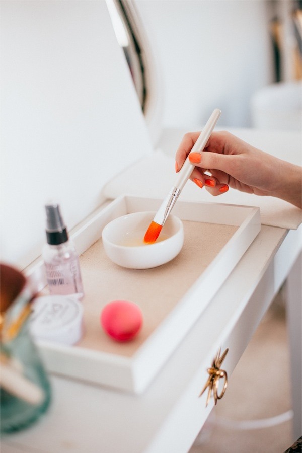 làm sạch dngj cụ trang điểm