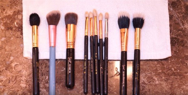 làm sạch dngj cụ trang điểm