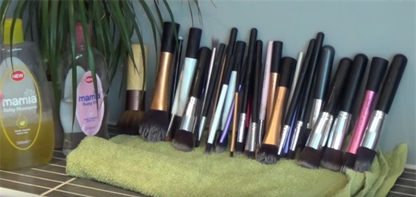 làm sạch dngj cụ trang điểm