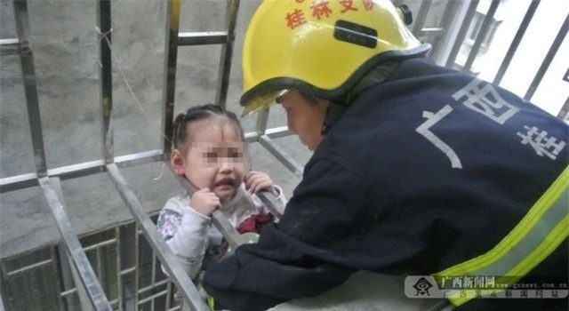 tq: giai cuu em nho ket dau trong ong nuoc hinh anh 3