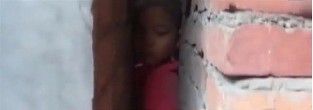 tq: giai cuu em nho ket dau trong ong nuoc hinh anh 4