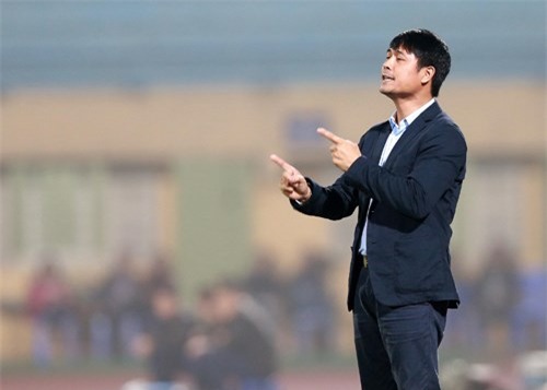 Lối đá chém đinh, chặt sắt của Hữu Thắng rất hiệu quả!