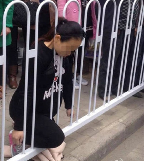 Video: Bà bầu mang thai đôi chết tức tưởi vì mắc kẹt hàng rào - 1