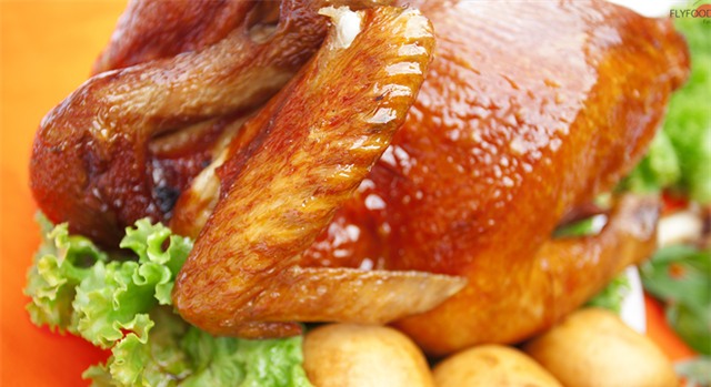 Sự thật ghê người đằng sau những con gà quay giá rẻ giật mình