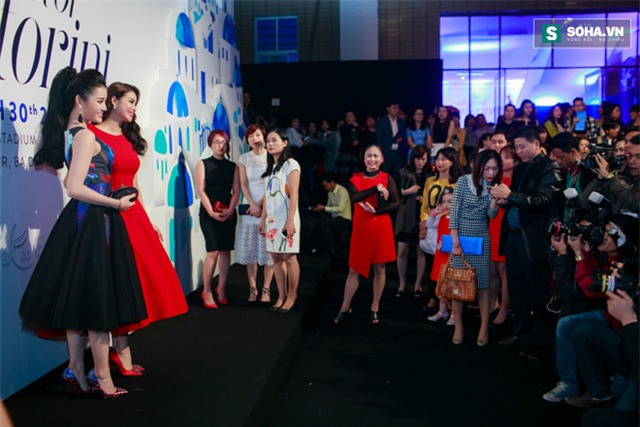 Việc chụp hình tại backdrop có tên chương trình, có logo của nhãn hàng chính là 1 phần công việc được quy định rõ ràng trong từng hợp đồng.