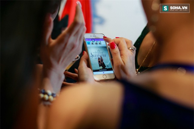 Trong khi Huyền My chăm chú tạo dáng, mẹ của người đẹp lặng lẽ quan sát con gái và ghi lại các khoảnh khắc đẹp của cô. Đôi khi, nhà tổ chức sự kiện cũng yêu cầu khách hàng phải đăng tải hình ảnh tham dự sự kiện trên trang cá nhân như 1 cách quảng cáo cho chương trình.