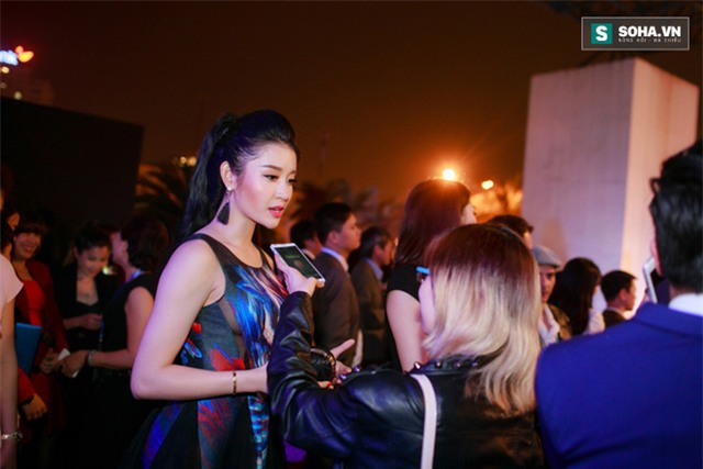 Rất nhiều phóng viên tranh thủ đặt những câu hỏi cho Huyền My khi bắt gặp cô tại các sự kiện. Nếu thời gian cho phép, người đẹp sẽ vui vẻ trả lời các câu hỏi của phóng viên. Đôi khi, vì sát giờ diễn ra chương trình, cô sẽ phải từ chối phỏng vấn.