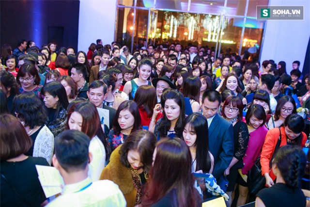 20h15, kết thúc thời gian chụp hình tại sảnh đón tiếp, Á hậu cùng mọi người di chuyển vào khu vực diễn ra chương trình. Lợi thế về chiều cao khiến Huyền My nổi bật giữa đám đông.