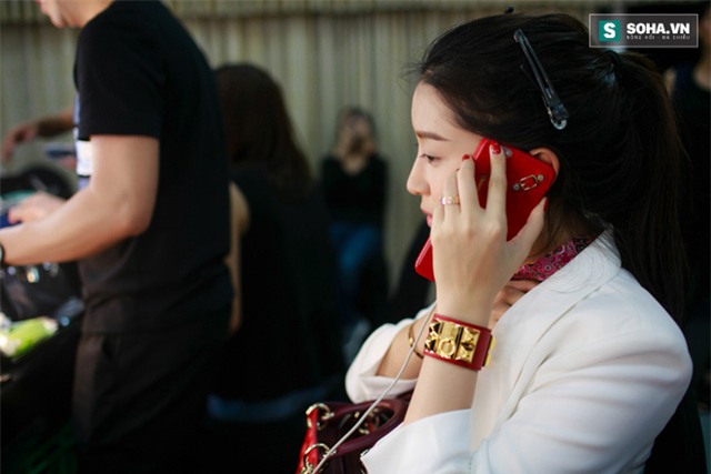 Ví dụ như trong sự kiện tối nay, dù 20h chương trình mới bắt đầu nhưng 18h, Á hậu đã có mặt để make up. Ở một vài sự kiện khác, Huyền My có thể make up ở nhà, sau đó di chuyển tới địa điểm tổ chức event, song cô không bao giờ tới muộn mà thường đến sớm hơn một chút.