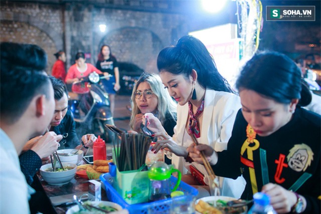 23h, chương trình kết thúc. Huyền My thay đồ và trở về nhà. Lúc này, người đẹp khá mệt và đói vì các hoạt động cho event kéo dài hơn 5 tiếng đồng hồ liên tục. Thay vì về nhà ngay, cô cùng các bạn tấp vào 1 quán phở ven đường ăn lót dạ.