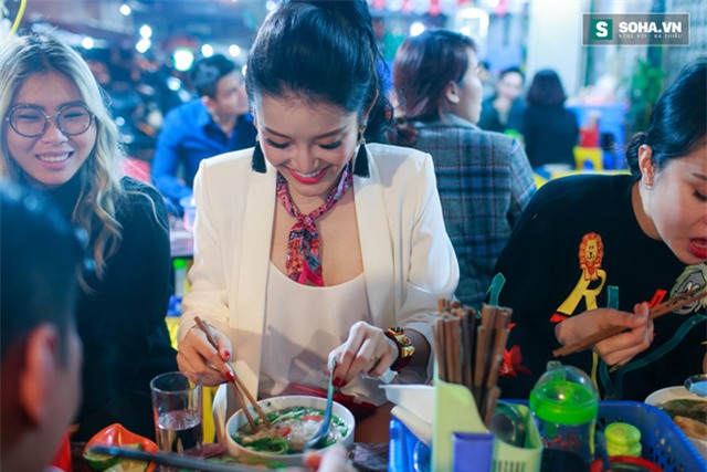 Đã khá quen với cường độ làm việc nên Huyền My vẫn khá vui vẻ. Cô thoải mái trò chuyện và trêu đùa mọi người. Đây chính là những giây phút thoải mái nhất trong ngày của người đẹp.