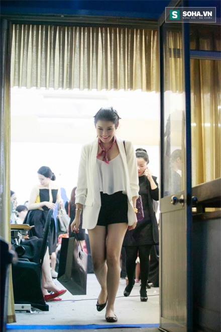 Sẽ mất khoảng 1 tiếng đồng hồ để hoàn thành phần make up cơ bản. 19h, Huyền My thay trang phục theo yêu cầu của nhà tổ sức sự kiện.