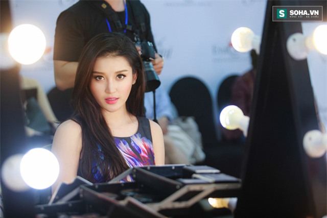 Đối với các sự kiện khai trương, tiệc tùng, Huyền My và các khách mời có thể tự chuẩn bị trang phục, miễn sao hình ảnh của cô đảm bảo sự sang trọng, cuốn hút nhất định.