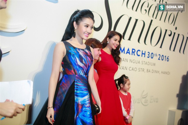 19h45, Huyền My hoàn thành phần chuẩn bị về hình ảnh. Cô rạng ngời xuất hiện tại sảnh đón khách để chụp hình theo yêu cầu của BTC. Lúc này, nụ cười rạng ngời chính là điều không thể thiếu trên gương mặt mỗi khách mời.