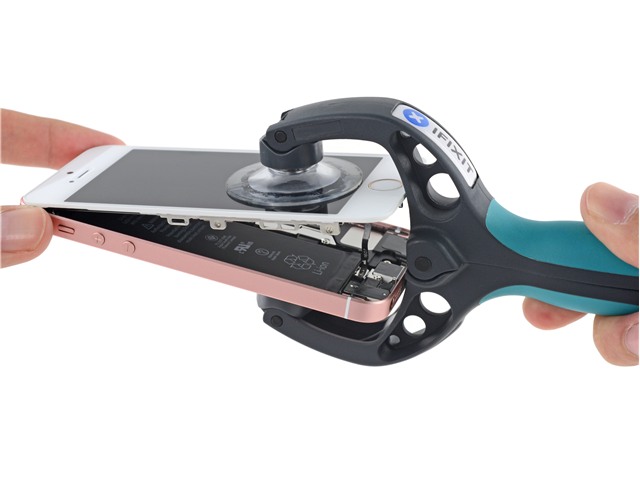 Dùng công cụ chuyên dụng để tháo màn hình. Chú ý dây cáp kết nối với phím Home