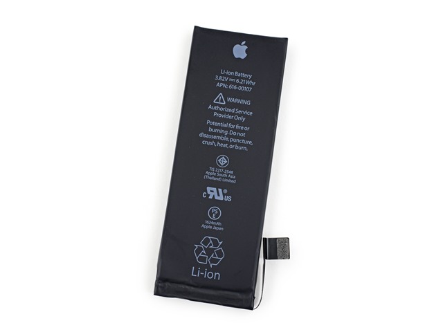 Pin trên iPhone SE có dung lượng 1.624 mAh cao hơn so với iPhone 5S chỉ 1.560 mAh. Tuy nhiên, cổng kết nối khác nhau nên việc thay thế qua lại không được