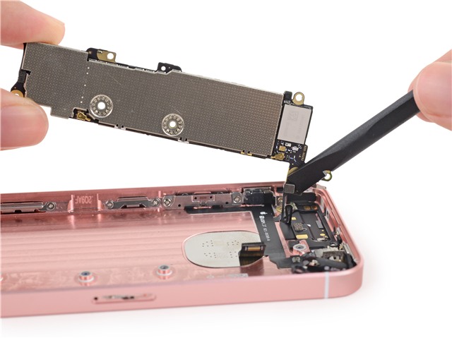 Tiến hành tháo bo mạch chính