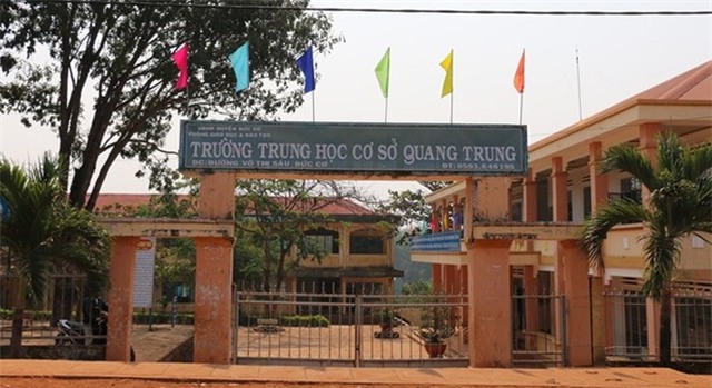 Cách chức trưởng công an xã vào trường đánh bảo vệ, học sinh