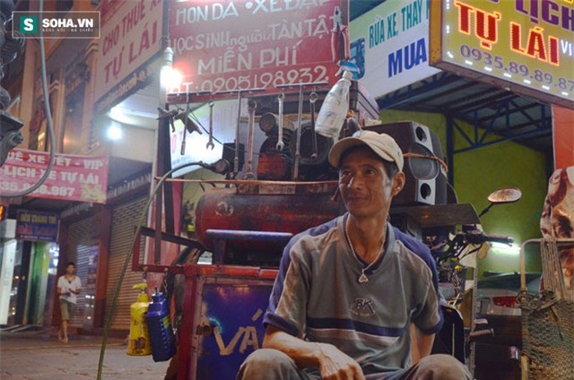 Ông Hùng bên điểm bơm, vá xe của mình