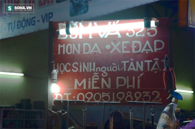 Tấm biển thông báo ông Hùng nắn nót ghi chữ thật đẹp, rõ ràng