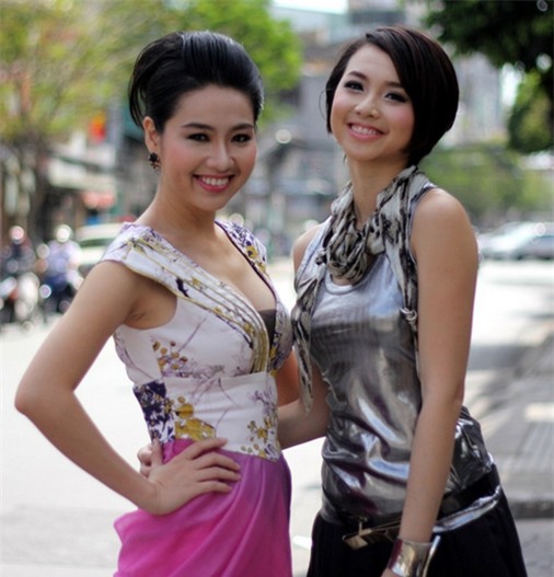 Ngay đến cả nụ cười rạng rỡ, hai người đẹp cũng như copy của nhau