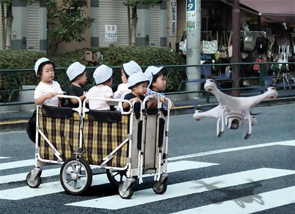 Nhật Bản: Máy bay Drone sẽ giúp phụ huynh đưa trẻ em đi học vào mùa Hè này - Ảnh 1.