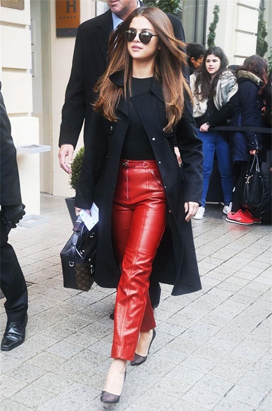 Trong khi đến tham dự Tuần lễ thời trang Paris vừa qua, Selena Gomez cũng sử dụng hai gam màu đỏ - đen như một minh chứng về sức hút của sự kết đôi này. Chiếc quần da đỏ hiệu Louis Vuitton tuy quyền quý nhưnng sẽ không phù hợp cho bạn gái có đôi chân to, đùi ếch.