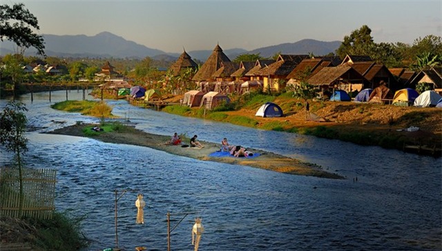 Pai: Từng là một ngôi làng yên tĩnh ở phía bắc Thái Lan, Pai giờ đây trở thành một thị trấn xinh xắn nằm giữa Chiang Mai và Mae Hong Son. Lọt thỏm giữa núi đồi, thung lũng Pai dịu dàng ấp e bên dòng sông Pai đẹp như một bức tranh. Để đến Pai, du khách phải bay đến Chiang Mai rồi từ đó bay tiếp đến Mae Hong Son và đi xe buýt đến Pai.