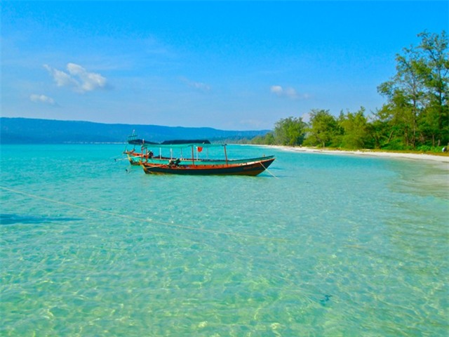Koh Rong là hòn đảo lớn thứ 2 của Campuchia. Biển ở đảo tuyệt đẹp với cát trắng, nước biển ấm và trong vắt. Hiện nay, Koh Rong đang được chính phủ Campuchia quy hoạch để phát triển du lịch. Ảnh: sosinasia.