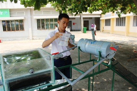 Mỗi ngày chiếc máy này có thể chưng cất được 6 lít nước ngọt.