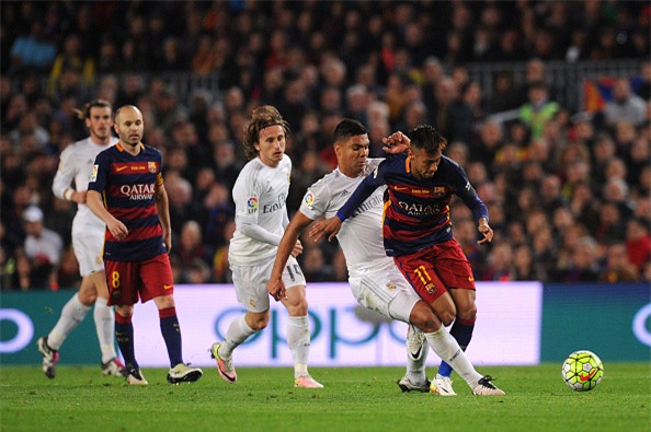 Ronaldo, Benzema giúp Real Madrid ngược dòng khó tin ngay tại Nou Camp - Ảnh 3.