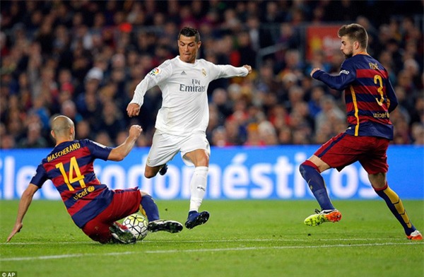 Ronaldo, Benzema giúp Real Madrid ngược dòng khó tin ngay tại Nou Camp - Ảnh 4.